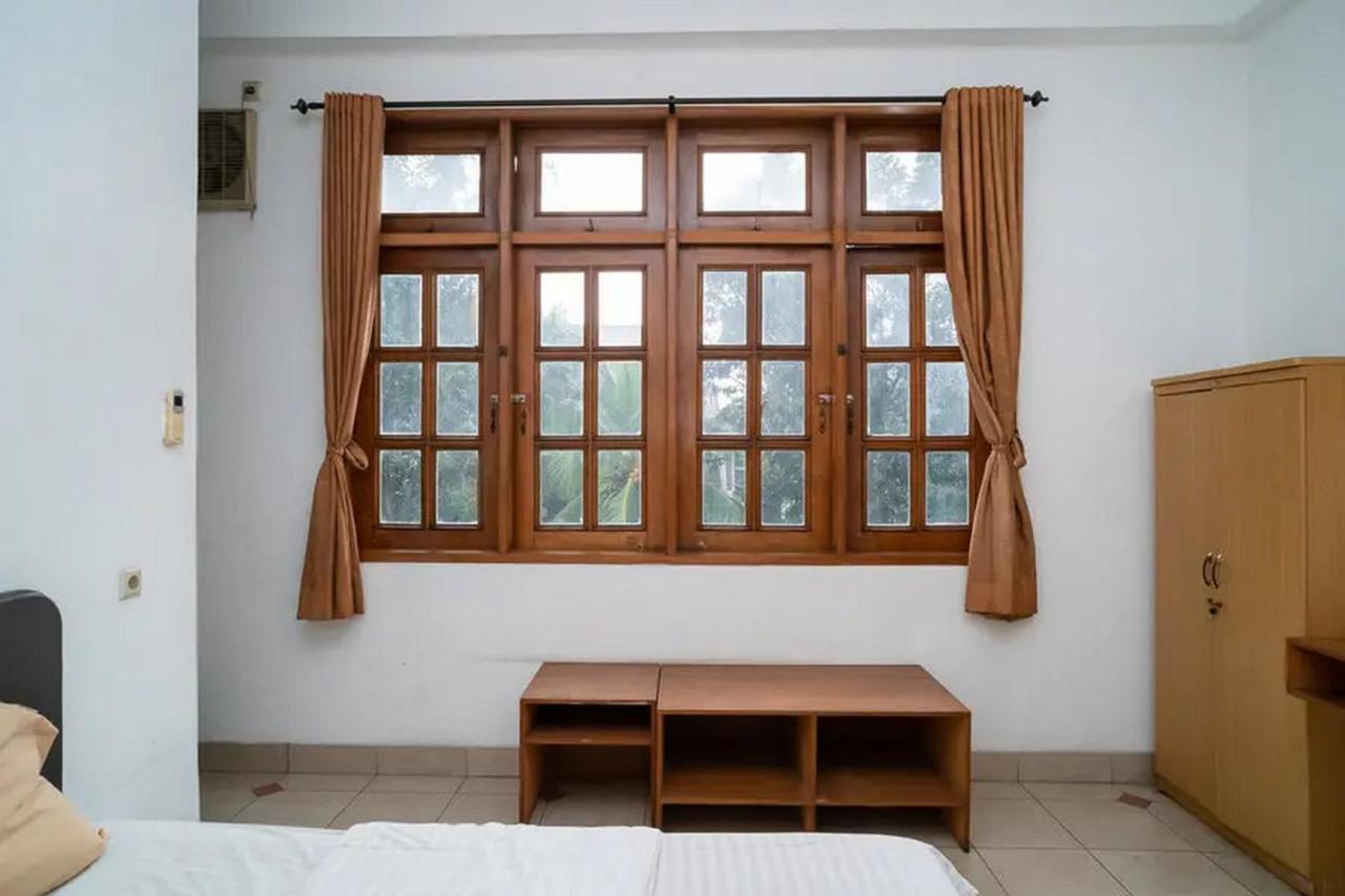 ホテル Puri Saras Bintaro Syariah Mitra Reddoorz Jurangmanggu エクステリア 写真