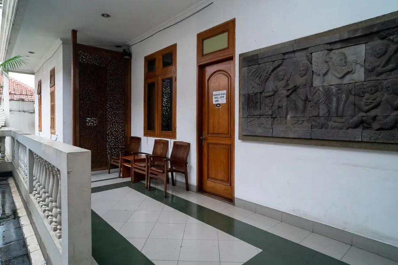 ホテル Puri Saras Bintaro Syariah Mitra Reddoorz Jurangmanggu エクステリア 写真