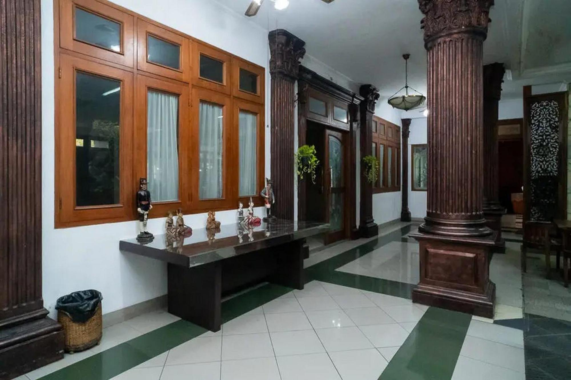 ホテル Puri Saras Bintaro Syariah Mitra Reddoorz Jurangmanggu エクステリア 写真