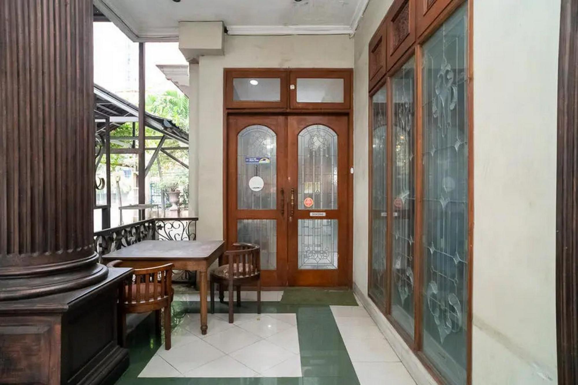 ホテル Puri Saras Bintaro Syariah Mitra Reddoorz Jurangmanggu エクステリア 写真